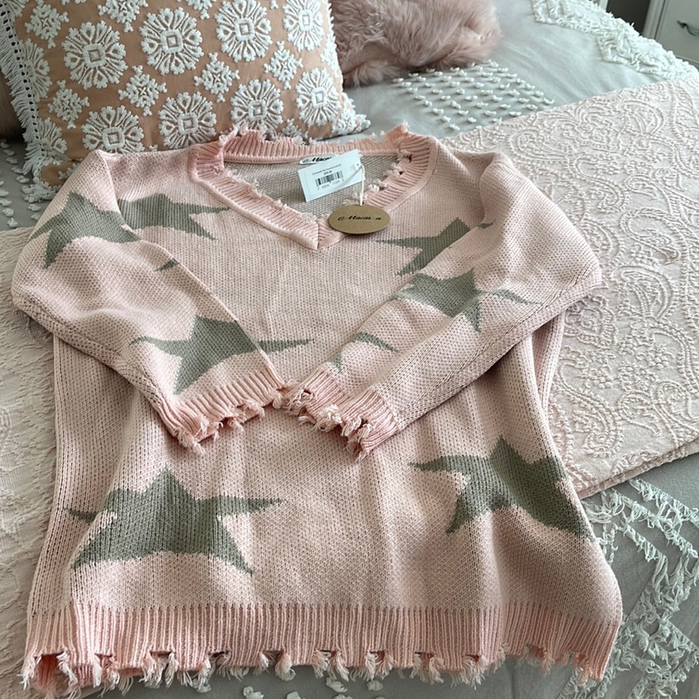 Macaron distressed star pink sweater